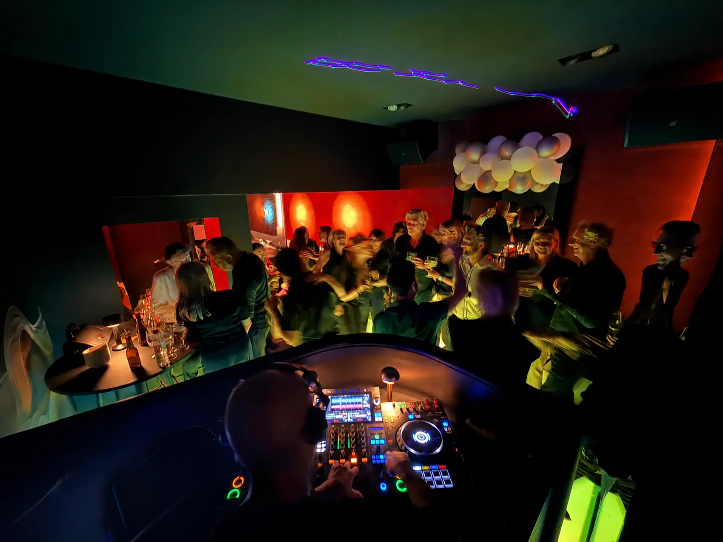 Piste de danse et DJ à Floyd Courtrai