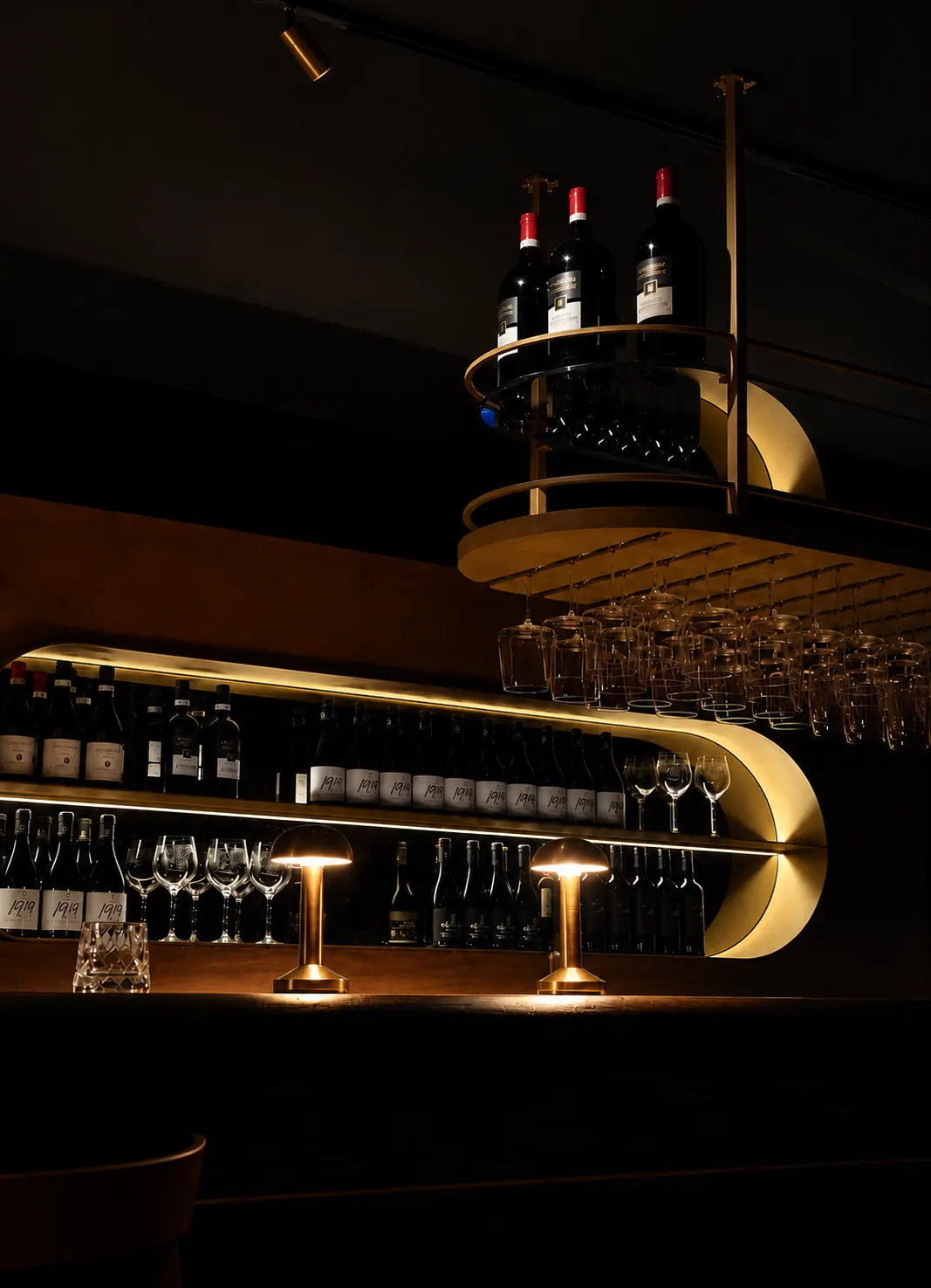 Vin rouge dans une ambiance sombre chez Floyd